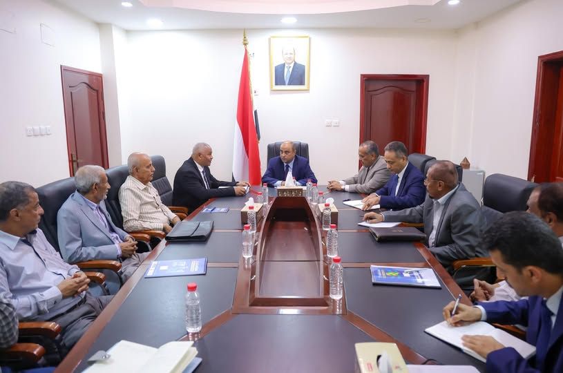 رئيس الوزراء يوجه بإعداد خطة واقعية مزمنة لإعادة تشغيل مصافي عدن