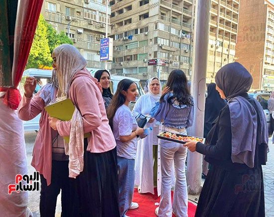 دعم وحلوى لطلاب الثانوية العامة بالجيزة قبل أداء امتحان الإنجليزى.. صور