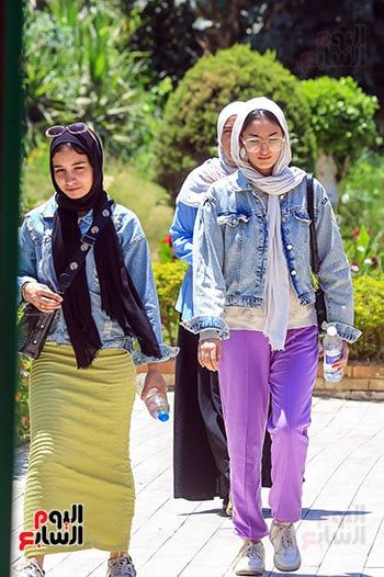 الابتسامات ترسم الوجوه.. طلاب الثانوية العامة: امتحان الإنجليزي سهل ومباشر