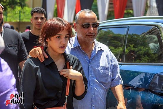 الابتسامات ترسم الوجوه.. طلاب الثانوية العامة: امتحان الإنجليزي سهل ومباشر