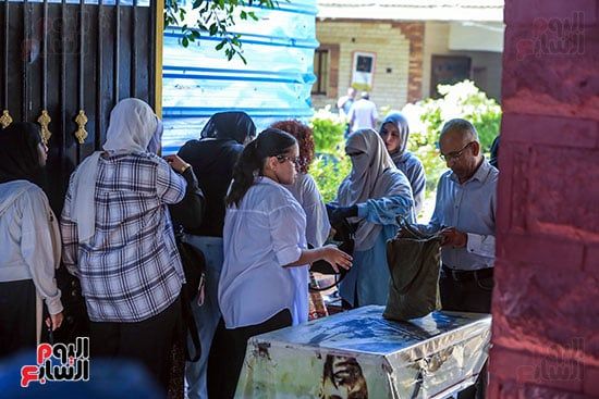 تفتيش طلاب الثانوية العامة بالجيزة قبل دخول لجان امتحان اللغة الإنجليزية