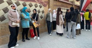 وسط دعوات الأمهات.. دخول طلاب الثانوية بالجيزة اللجان لأداء امتحان الإنجليزى