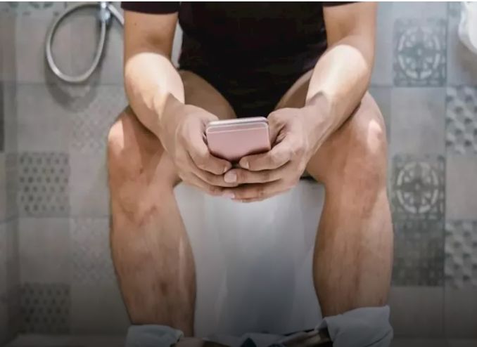 لهذه الأسباب...احذر من استخدام الهاتف في الحمام