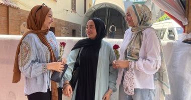 بالورود.. فتاة تستقبل شقيقتها بالثانوية العامة بعد امتحان اللغة الإنجليزية
