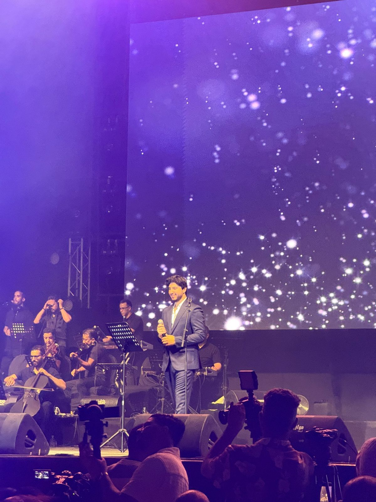 محمد فضل شاكر يغنى لوالده ويدعو له بالفرج فى حفله بمهرجان موازين