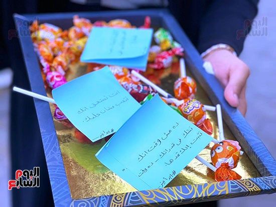دعم وحلوى لطلاب الثانوية العامة بالجيزة قبل أداء امتحان الإنجليزى.. صور