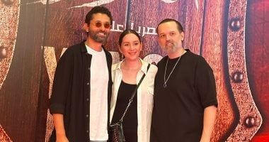 كريم محمود عبد العزيز وشقيقه وزوجته يصلون العرض الخاص لمملكة الحرير