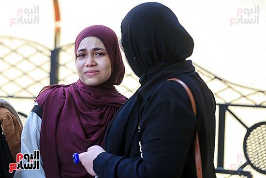 الابتسامات ترسم الوجوه.. طلاب الثانوية العامة: امتحان الإنجليزي سهل ومباشر