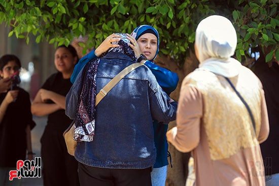 الابتسامات ترسم الوجوه.. طلاب الثانوية العامة: امتحان الإنجليزي سهل ومباشر