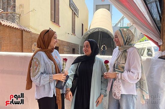 بالورود.. فتاة تستقبل شقيقتها بالثانوية العامة بعد امتحان اللغة الإنجليزية