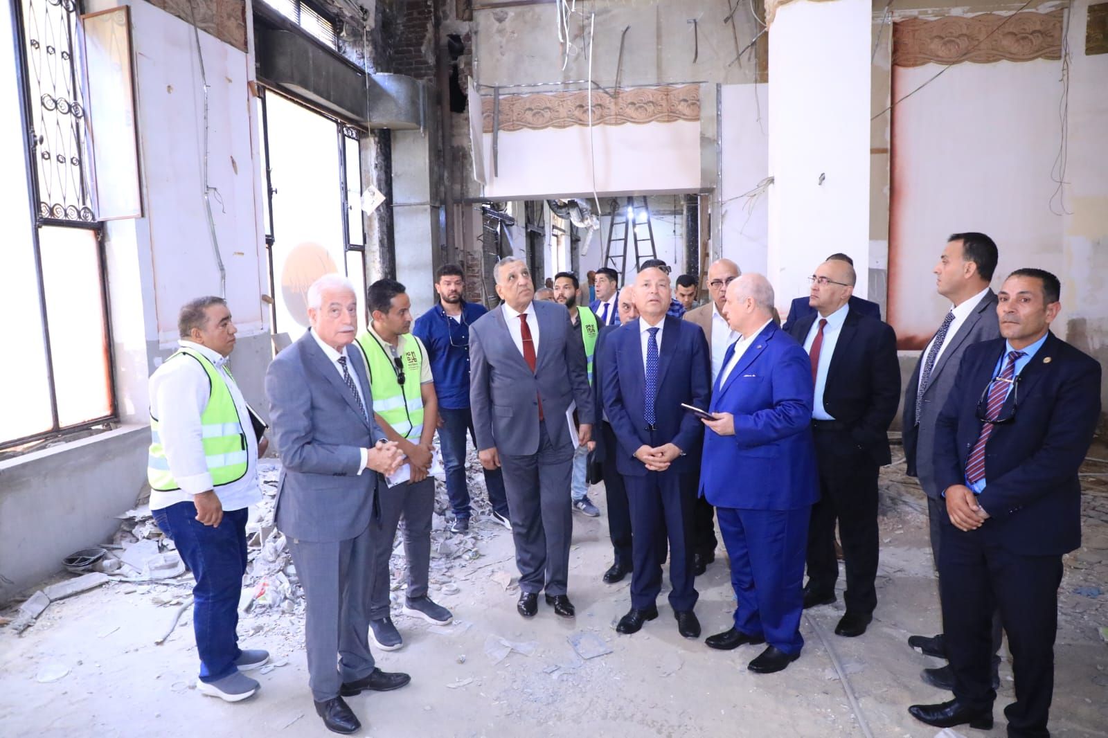 محافظة القاهرة تبدأ تطوير محل جروبي بميدان طلعت حرب.. صور