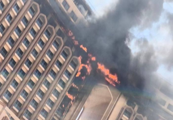حريق يلتهم فندق "قلب العالم" وسط بغداد.. صور