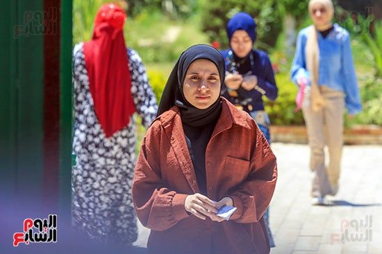الابتسامات ترسم الوجوه.. طلاب الثانوية العامة: امتحان الإنجليزي سهل ومباشر