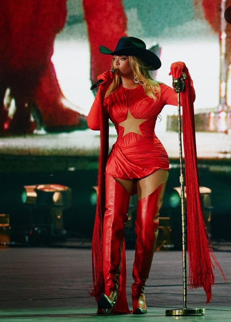 بيونسيه توقف عرض "Cowboy Carter" في هيوستن بعد حادث مفزع على المسرح.. فيديو