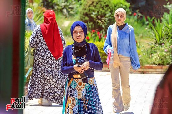 الابتسامات ترسم الوجوه.. طلاب الثانوية العامة: امتحان الإنجليزي سهل ومباشر