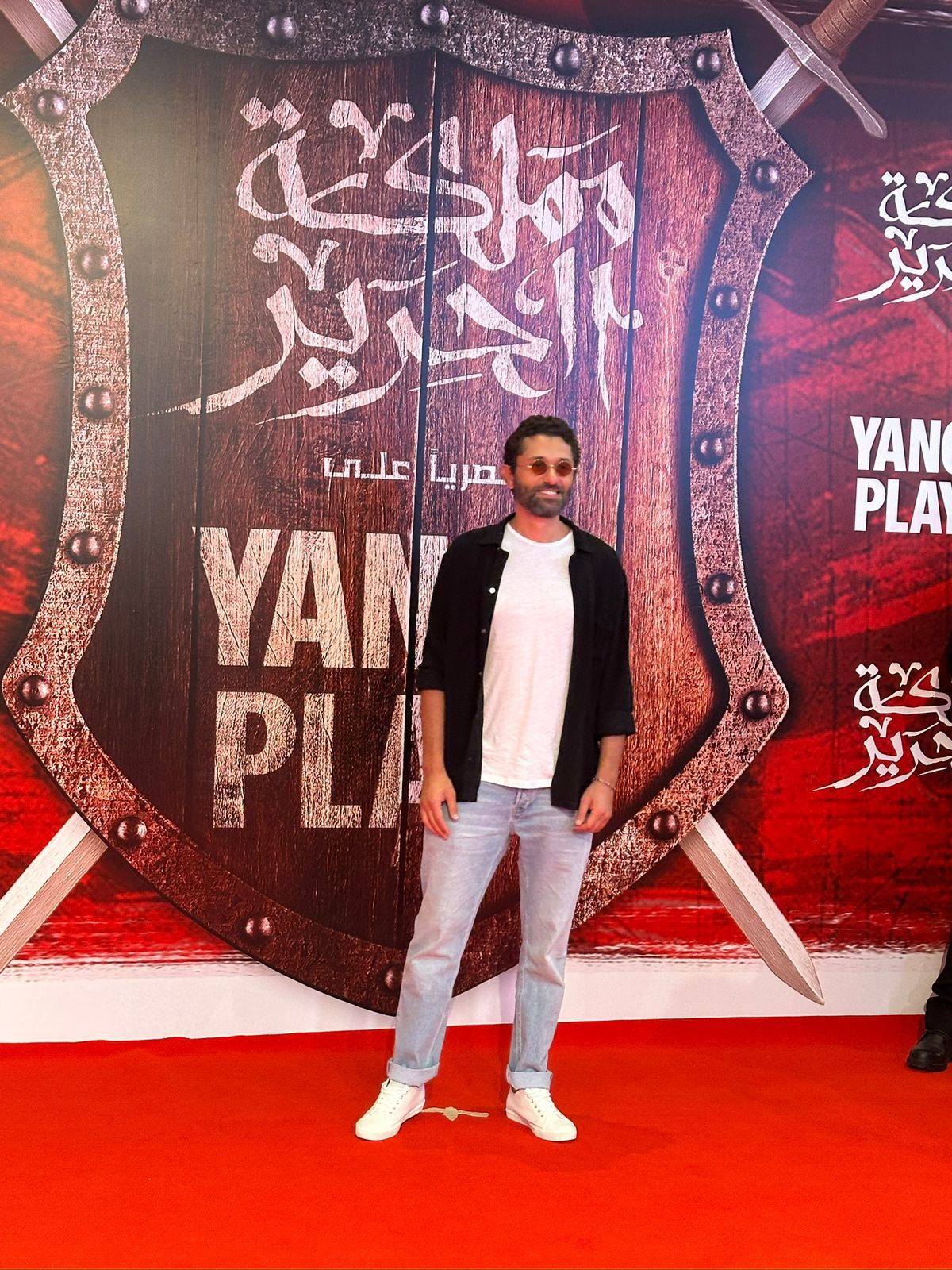 كريم محمود عبد العزيز وشقيقه وزوجته يصلون العرض الخاص لمملكة الحرير