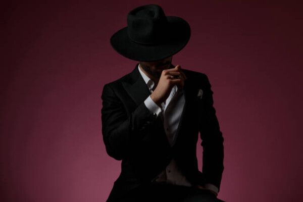 نجم عالمي يخضع لـ جلسة مكياج ... ويضع طلاء أظافر في بث مباشر