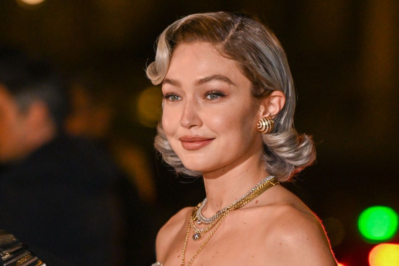 أحمر الشفاه المفضل في الصيف لدى النجمات.. إشراقة لا تُقاوم