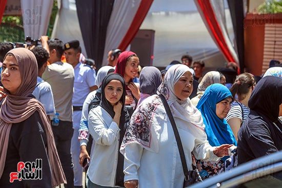 الابتسامات ترسم الوجوه.. طلاب الثانوية العامة: امتحان الإنجليزي سهل ومباشر