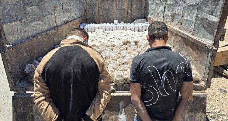 الداخلية السورية: ضبط شحنة قادمة من لبنان تضم 500 ألف حبة كبتاغون و165 كلغ حشيش مخدر