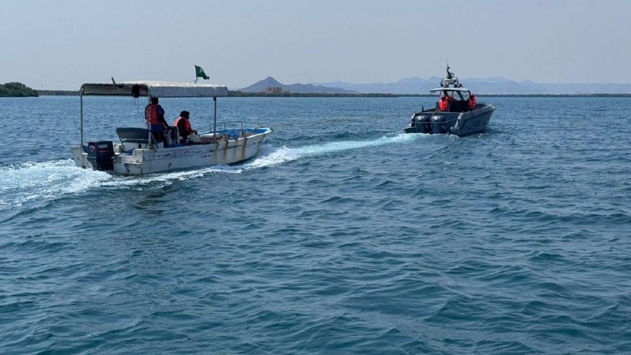 إنقاذ مواطنين تعطلت واسطتهما البحرية في عرض البحر