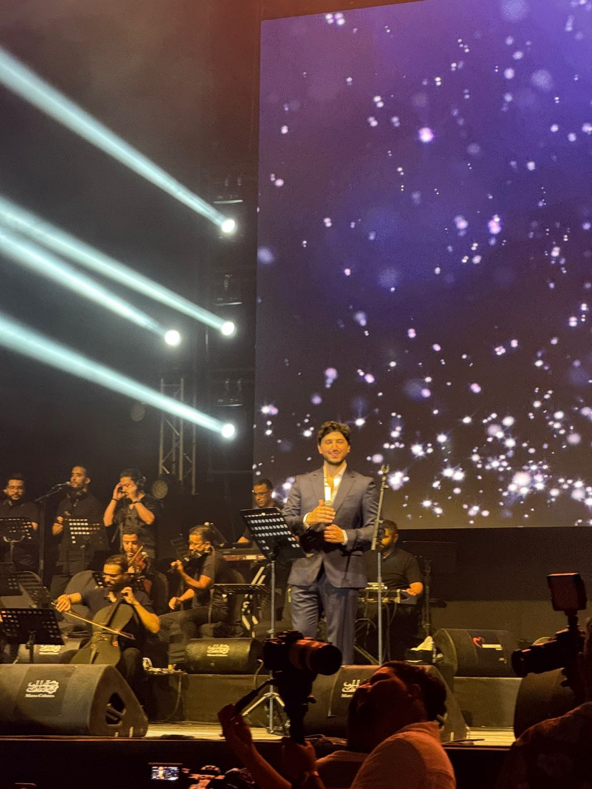 محمد فضل شاكر يغنى لوالده ويدعو له بالفرج فى حفله بمهرجان موازين