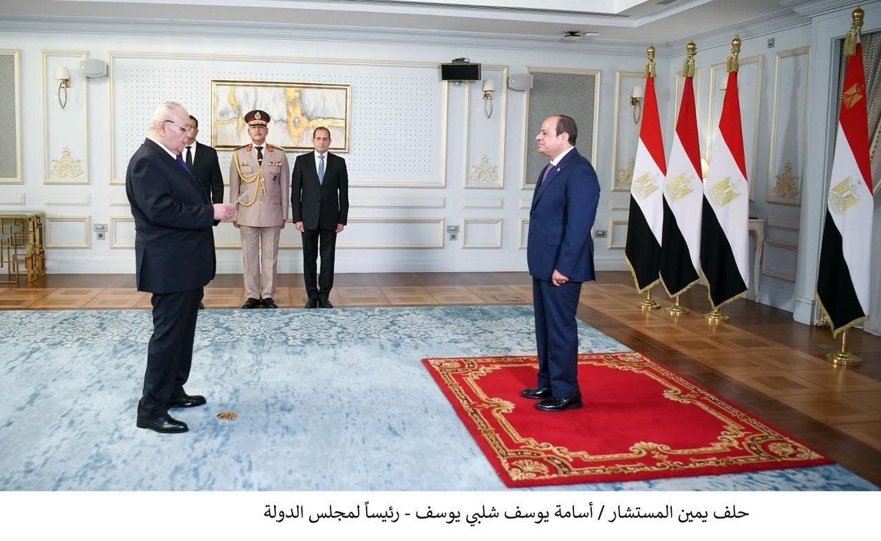 رئيس مجلس الدولة يؤدي اليمين الدستورية أمام الرئيس السيسي.. صور