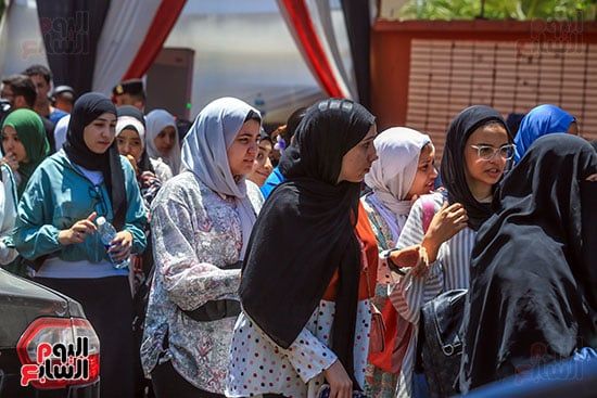 الابتسامات ترسم الوجوه.. طلاب الثانوية العامة: امتحان الإنجليزي سهل ومباشر