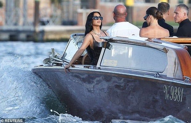 عزمت كيم بس.. كريس جينر تقنع لورين سانشيز بدعوة جميع بناتها في حفل زفافها