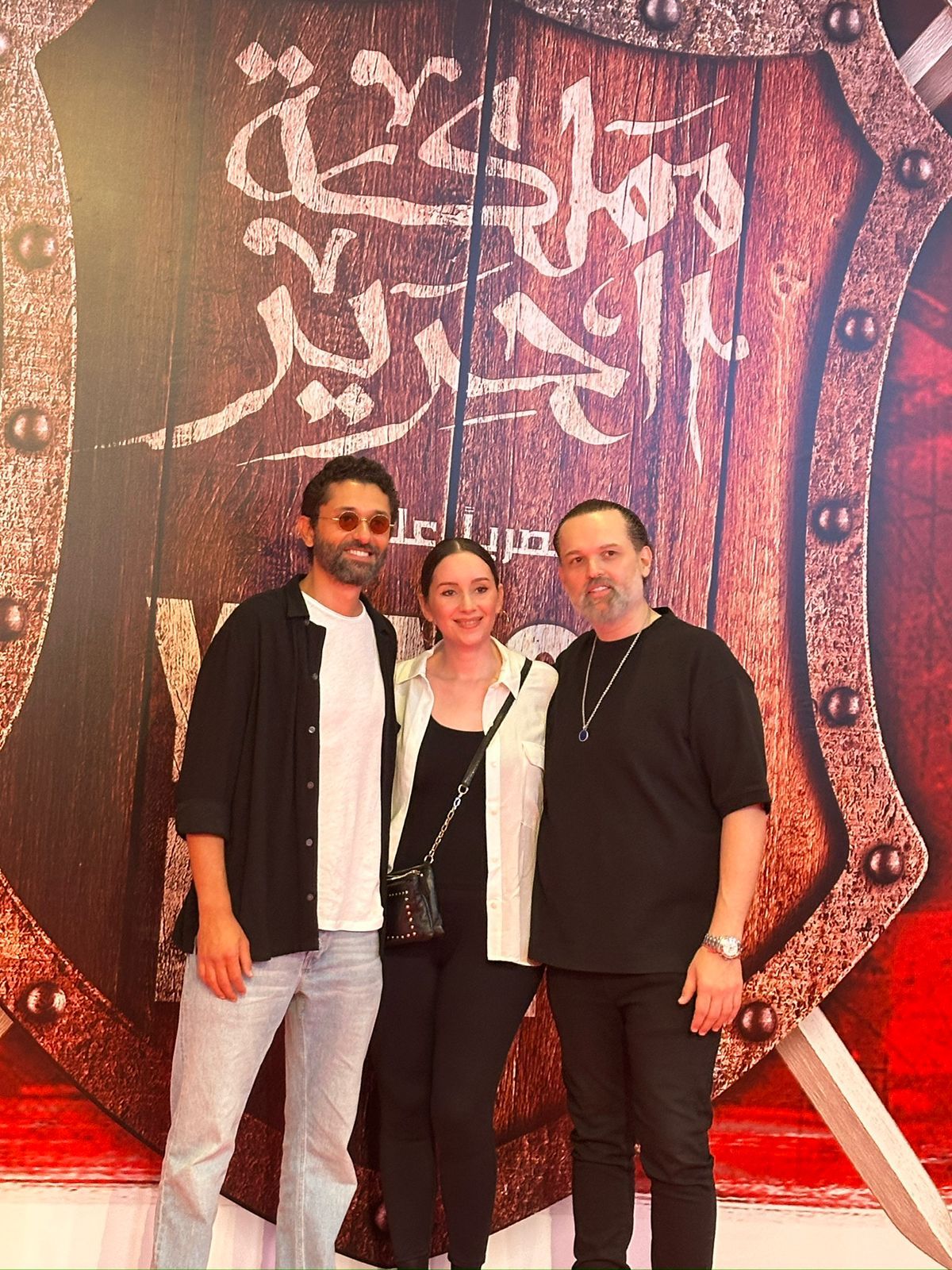 كريم محمود عبد العزيز وشقيقه وزوجته يصلون العرض الخاص لمملكة الحرير