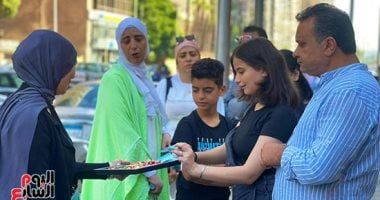 دعم وحلوى لطلاب الثانوية العامة بالجيزة قبل أداء امتحان الإنجليزى.. صور