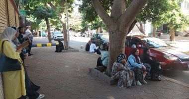 على الرصيف وتحت الظل.. الأمهات ينتظرن أبنائهن أمام لجان امتحانات الثانوية