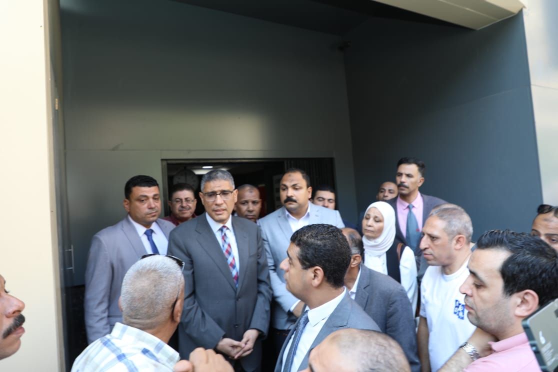 محافظ الجيزة يتفقد مشروع تطوير مبنى التأمين الصحي بمنطقة روز اليوسف.. صور
