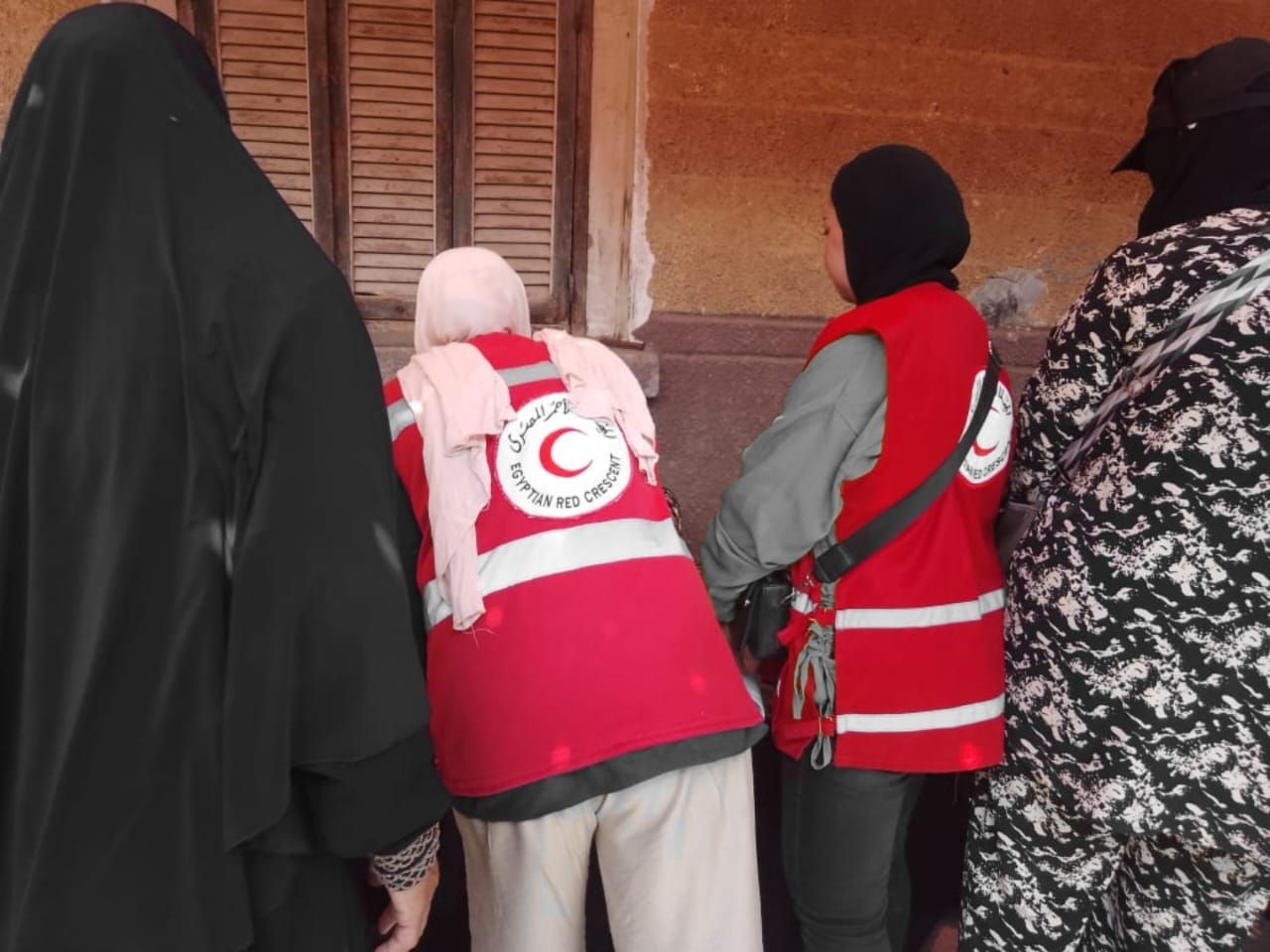 الهلال الأحمر يقدم واجب العزاء ويزور مصابات حادث المنوفية لدعمهن نفسيا