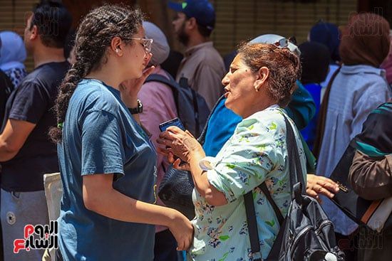 الابتسامات ترسم الوجوه.. طلاب الثانوية العامة: امتحان الإنجليزي سهل ومباشر