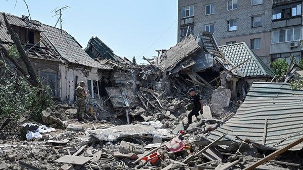 مصابون في هجوم جوي استهدف عدداً من المناطق بأوكرانيا