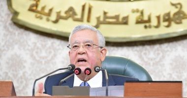 رئيس النواب ممازحا الأعضاء: الكراسي مش مريحة ولا إيه؟