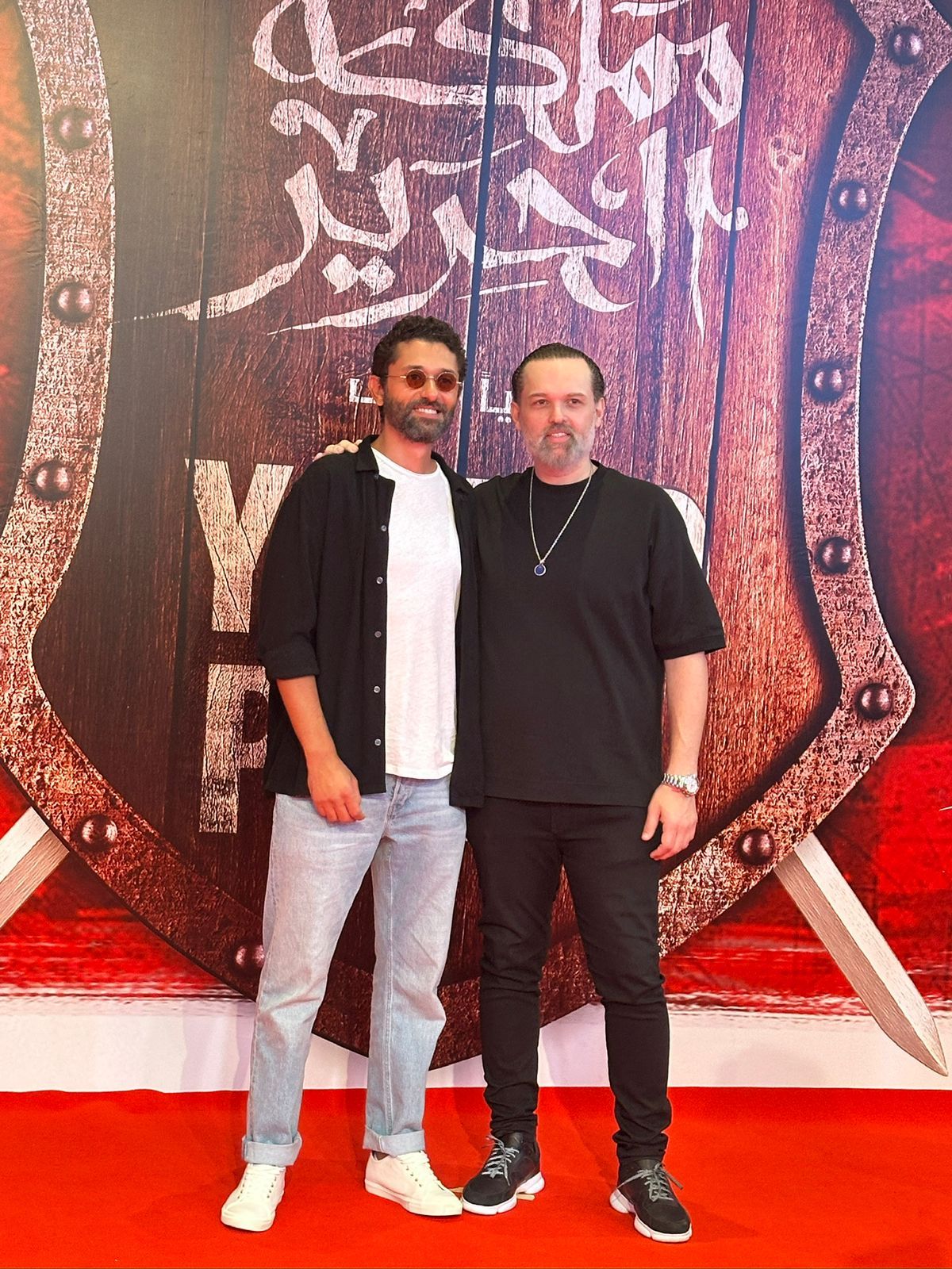 كريم محمود عبد العزيز وشقيقه وزوجته يصلون العرض الخاص لمملكة الحرير