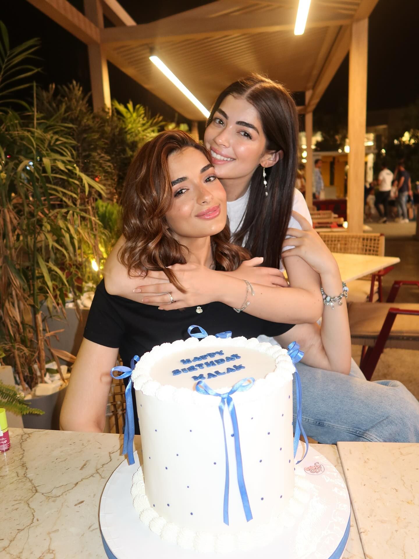 هشام جمال يحتفل بملك زاهر شقيقة زوجته على طريقته الخاصة