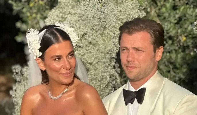 تولغا ساريتاش يحتفل برومانسية بذكرى زواجه.. ويعلن اسم مولوده المنتظر