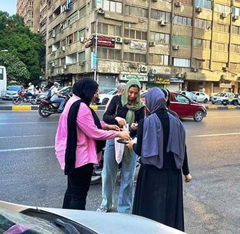 دعم وحلوى لطلاب الثانوية العامة بالجيزة قبل أداء امتحان الإنجليزى.. صور