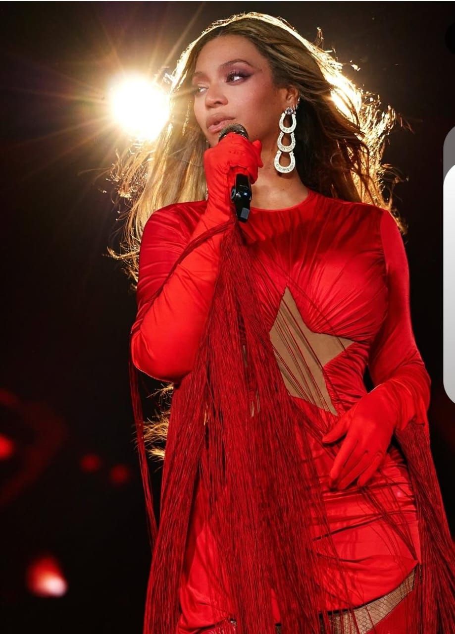 بيونسيه توقف عرض "Cowboy Carter" في هيوستن بعد حادث مفزع على المسرح.. فيديو