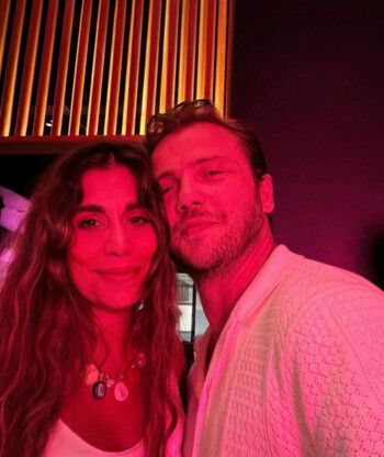 تولغا ساريتاش يحتفل برومانسية بذكرى زواجه.. ويعلن اسم مولوده المنتظر