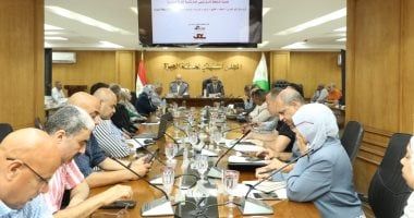 محافظ الجيزة يبحث آليات تحديث المخططات الاستراتيجية لتنمية 76 قرية