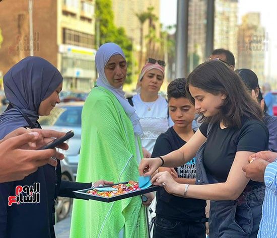 دعم وحلوى لطلاب الثانوية العامة بالجيزة قبل أداء امتحان الإنجليزى.. صور