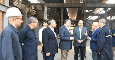 وزير الإنتاج الحربى يتابع سير العملية الإنتاجية بشركة حلوان للمسبوكات