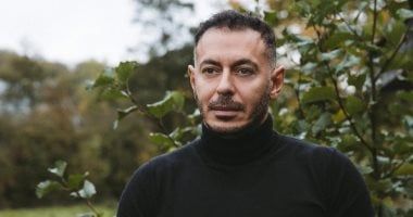 مصطفى شعبان يشكر الأطباء بعد إجراء والده عملية جراحية ناجحة