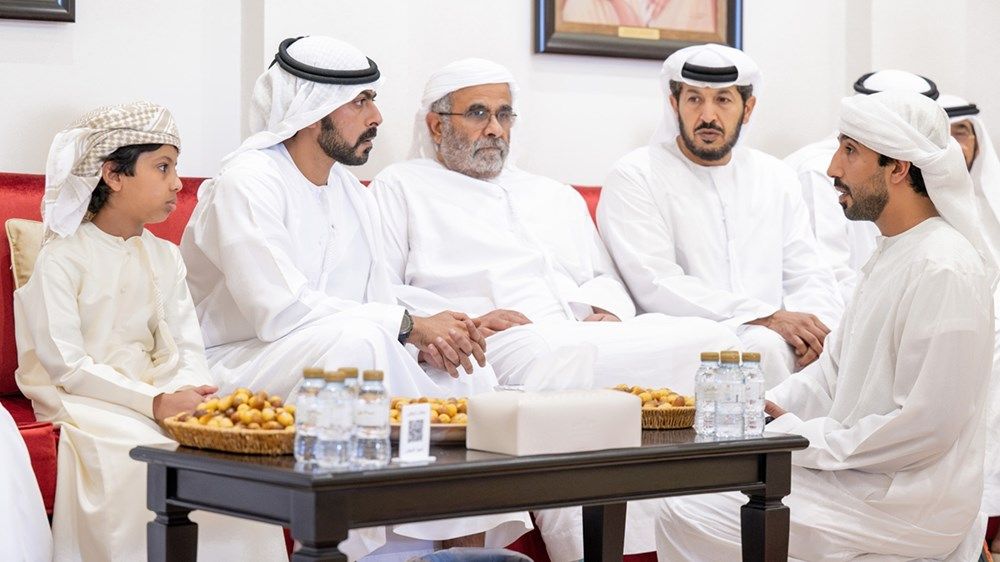 خليفة بن طحنون بن محمد يُقدِّم واجب العزاء في وفاة محمد مبارك المنصوري