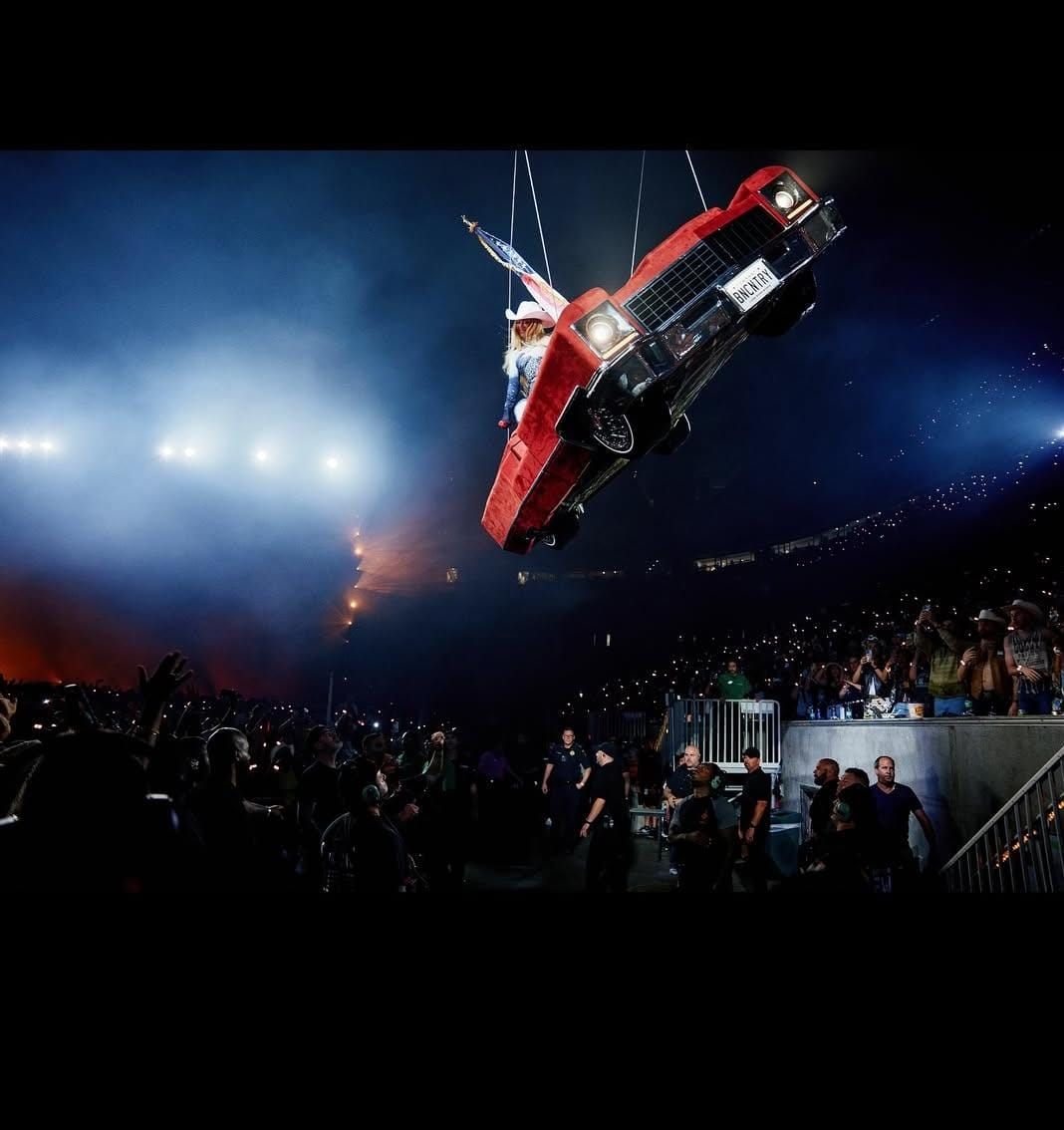 فريق بيونسيه يوضح تفاصيل الحادث المرعب أثناء عرضها الغنائي في هيوستن