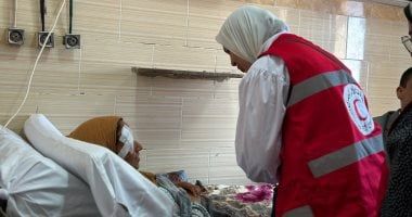 الهلال الأحمر المصري يواصل تقديم الدعم للمصابات وأسر ضحايا حادث الطريق الإقليمي